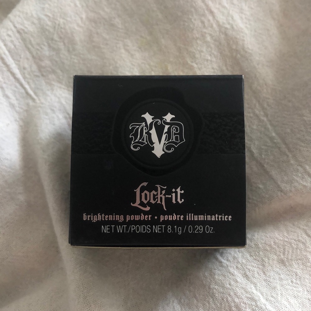 KAT VON D lock it brightening powder